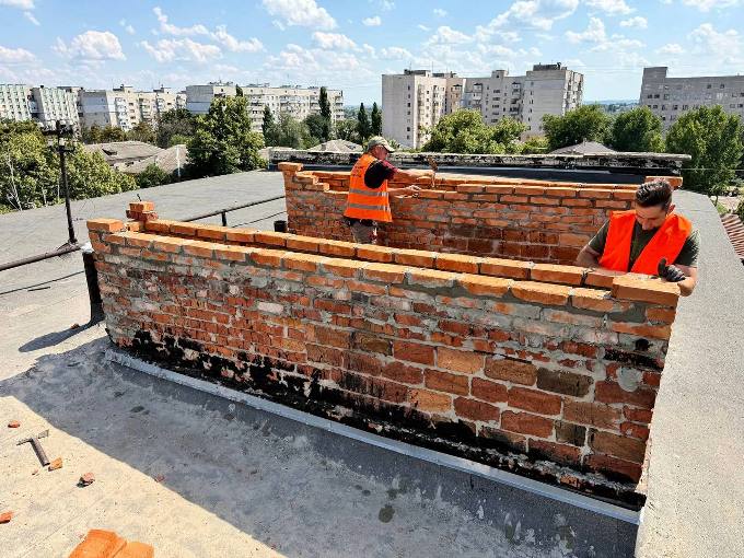 Новини Харкова: на Киргизькій відновлюють пошкоджений будинок